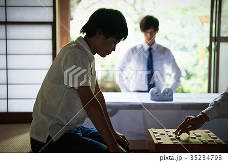 将棋を指す男の子 35234793