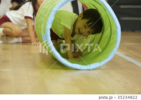 体操教室　運動　くぐる　トレーニング 35234822