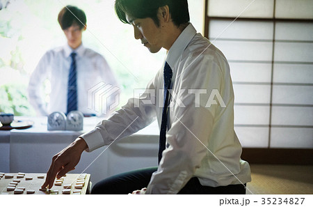 将棋を指す男性 将棋を指す男性 35234827