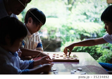 将棋の勉強をする男の子 将棋の勉強をする男の子 35234892