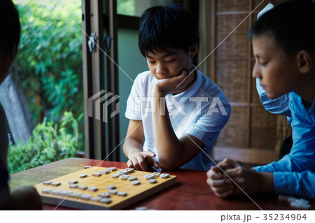 将棋の勉強をする男の子の写真素材