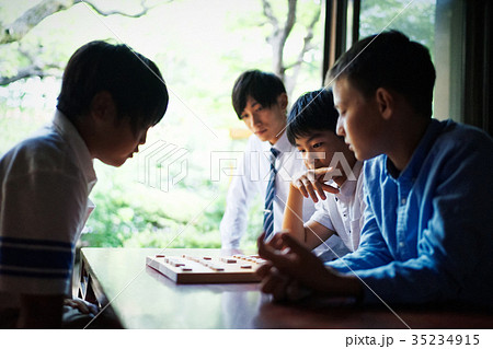 将棋の勉強をする男の子 将棋の勉強をする男の子 35234915