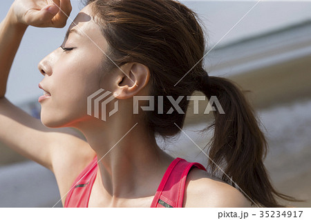 スポーツで汗をかく女性の写真素材
