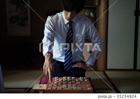 将棋を指す男性 35234924