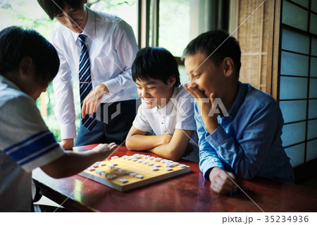将棋の勉強をする男の子 35234936