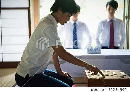 将棋を指す男の子 35234942