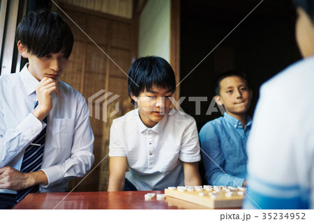 将棋の勉強をする男の子 将棋の勉強をする男の子 35234952