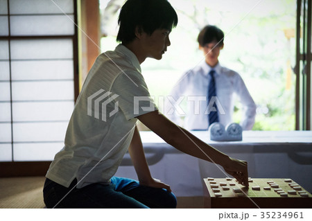 将棋を指す男の子 将棋を指す男の子 35234961