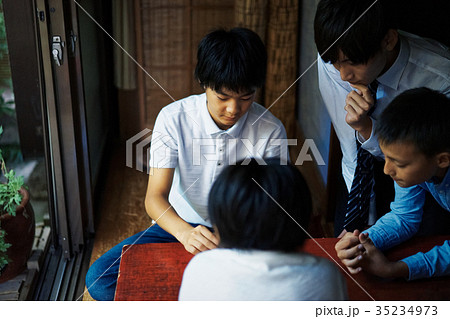 将棋の勉強をする男の子 35234973