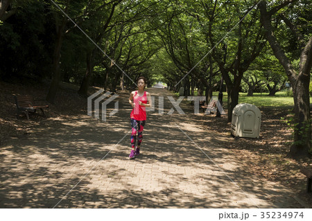 ランニングをする女性 35234974