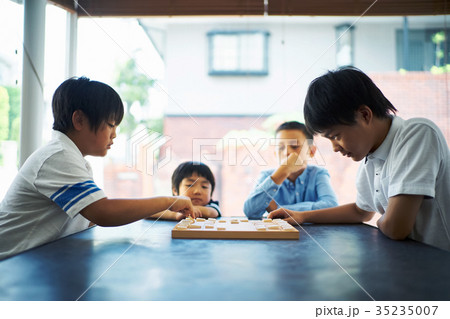将棋を指す男の子 35235007