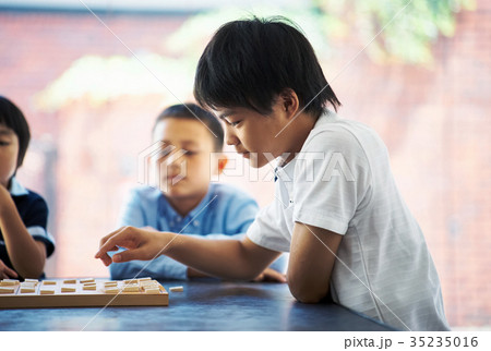 将棋を指す男の子 将棋を指す男の子 35235016