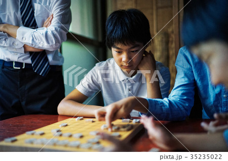 将棋の勉強をする男の子 35235022