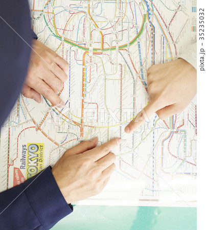 道案内をする警官 35235032