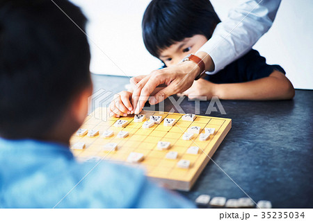 将棋の勉強をする男の子 35235034