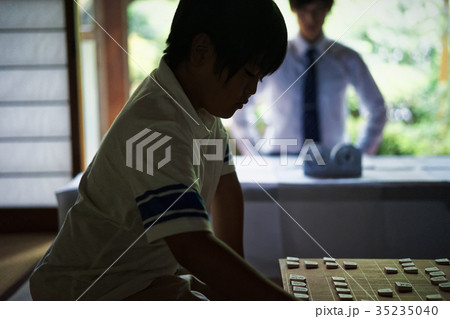 将棋を指す男の子 35235040