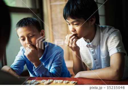 将棋の勉強をする男の子 35235046