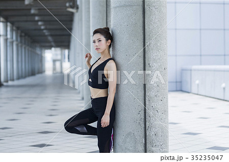スポーツウェアの女性 35235047
