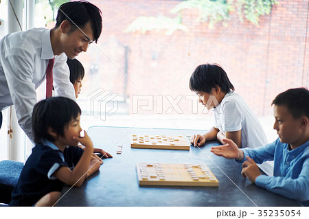 将棋の勉強をする男の子 将棋の勉強をする男の子 35235054
