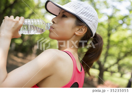 休憩をするスポーツウェアの女性 35235055