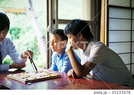 将棋の勉強をする男の子 35235076