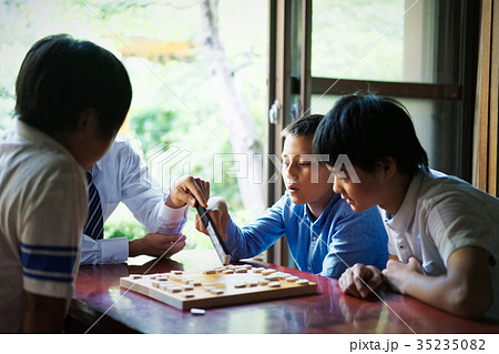 将棋の勉強をする男の子 将棋の勉強をする男の子 35235082