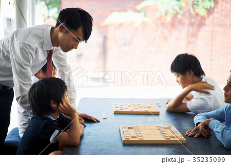 子供に将棋を教える男性 子供に将棋を教える男性 35235099