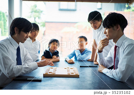 将棋の勉強をする男の子 将棋の勉強をする男の子 35235102