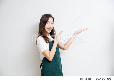 エプロン姿の女性 エプロン姿の女性 35235109