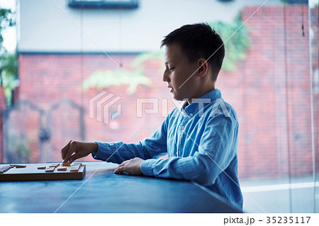 将棋を指す男の子 35235117