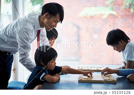 子供に将棋を教える男性 35235126