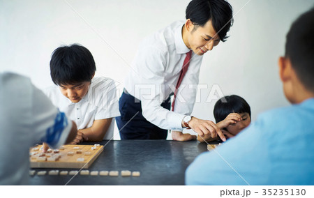 子供に将棋を教える男性 35235130