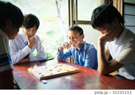 将棋の勉強をする男の子 35235153
