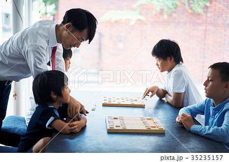 子供に将棋を教える男性 35235157
