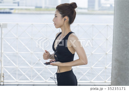 音楽を聞くスポーツウェアの女性 35235171