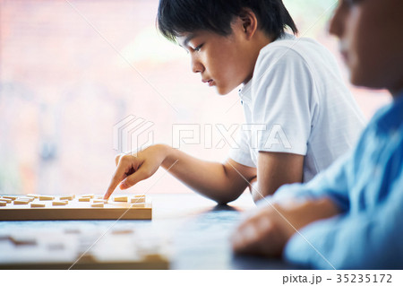将棋を指す男の子 35235172