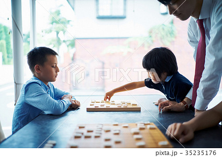 将棋の勉強をする男の子 35235176