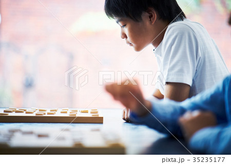 将棋を指す男の子 35235177