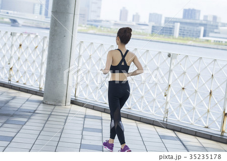 ランニングをする女性 ランニングをする女性 35235178