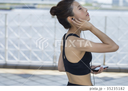 音楽を聞くスポーツウェアの女性 音楽を聞くスポーツウェアの女性 35235182