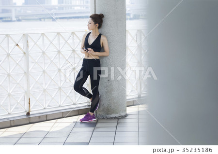 音楽を聞くスポーツウェアの女性 35235186