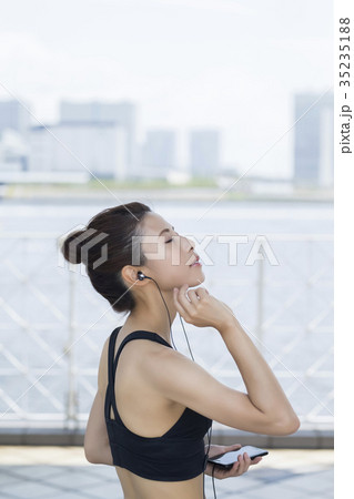 音楽を聞くスポーツウェアの女性 35235188