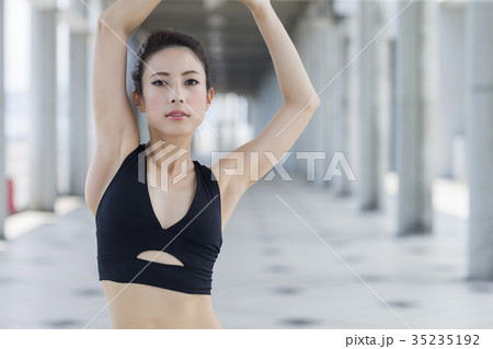 ストレッチをする女性 35235192