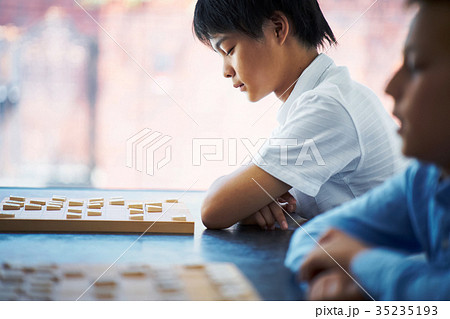 将棋を指す男の子 将棋を指す男の子 35235193