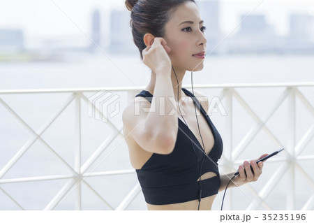 音楽を聞くスポーツウェアの女性 音楽を聞くスポーツウェアの女性 35235196
