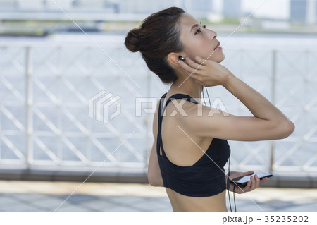 音楽を聞くスポーツウェアの女性 35235202