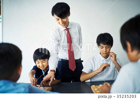 子供に将棋を教える男性 子供に将棋を教える男性 35235203