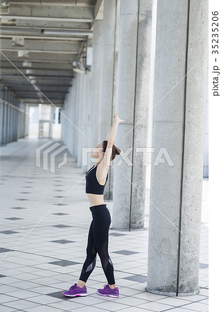 ストレッチをする女性 ストレッチをする女性 35235206