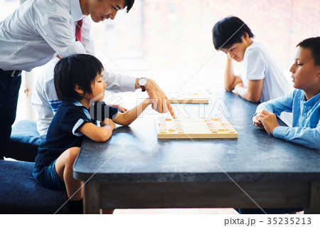将棋の勉強をする男の子 35235213