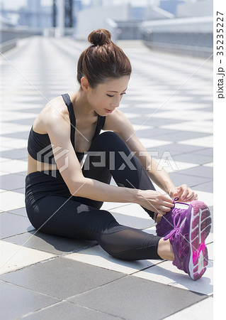 スポーツウェアの女性 35235227